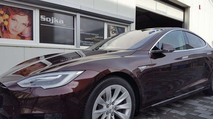 ref-vollbeklebung-tesla-burgund-01