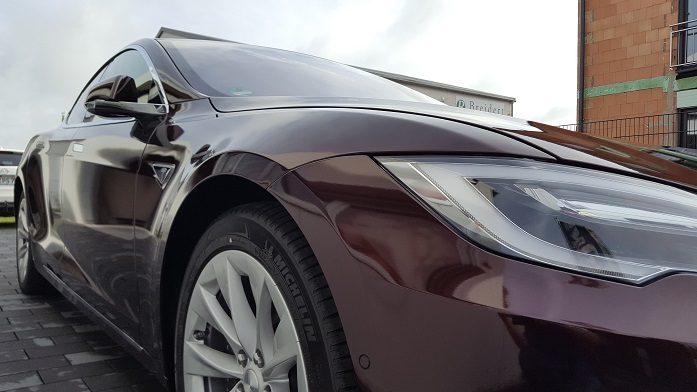 ref-vollbeklebung-tesla-burgund-02