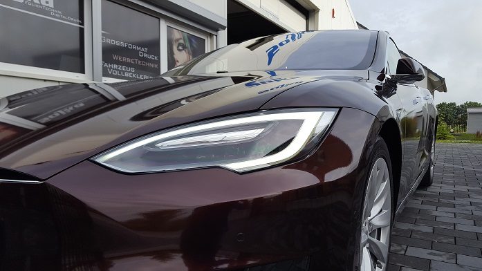 ref-vollbeklebung-tesla-burgund-04
