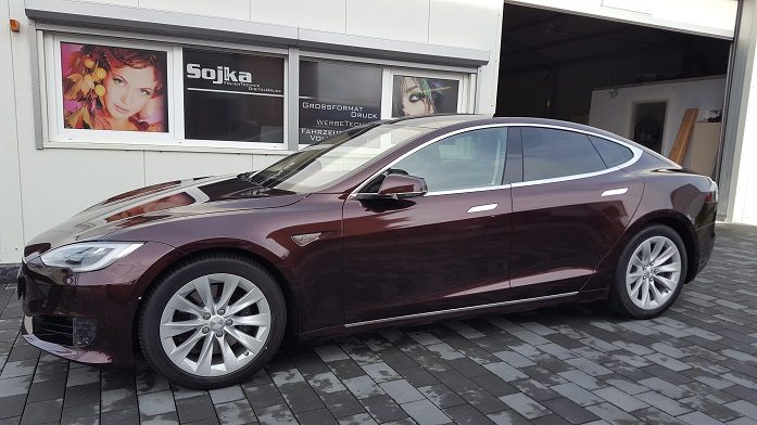 ref-vollbeklebung-tesla-burgund-05